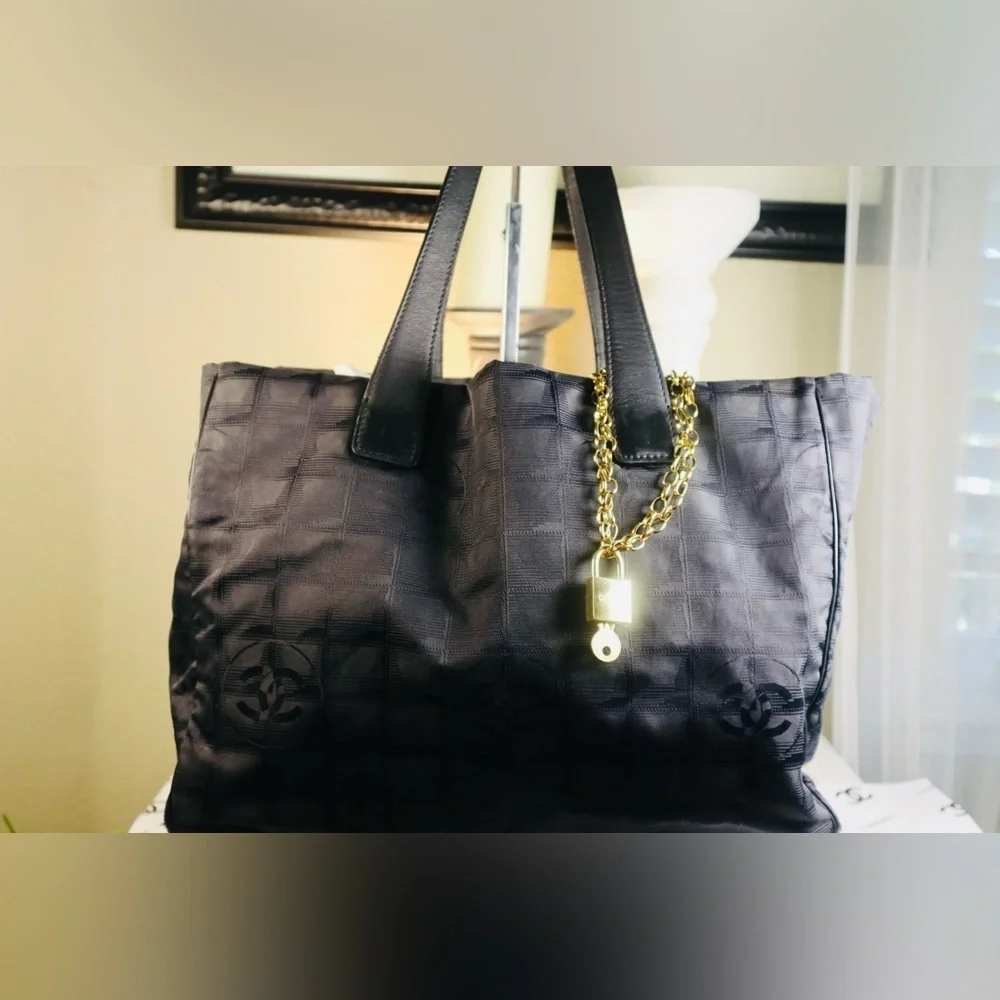 “Host Pick” CHANEL VTG Authentic Padlock & Key Set Rare